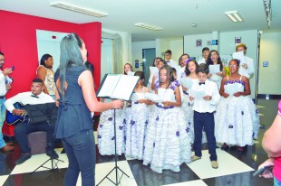 EMPRESÁRIA DOA UNIFORME DE GALA A UM CORAL