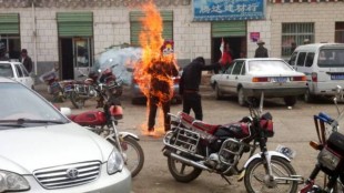 Tibetanos ateiam fogo em si mesmos durante protesto na China