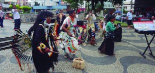 Grupo estrangeiro alegra a cidade