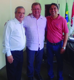 Atual prefeito recebe prefeito e vice eleitos