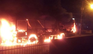 Em nova noite de ataques, mais três ônibus são incendiados em SC 