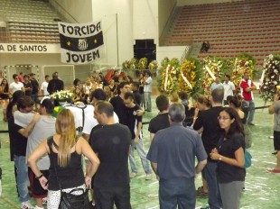 Milhares de fãs dão o último adeus a Chorão durante a madrugada