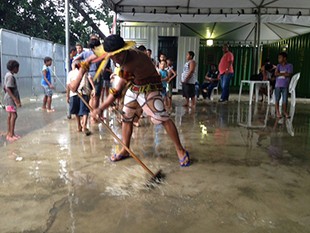 Chuva alaga alojamento dos índios na Zona Oeste do Rio logo no 1º dia