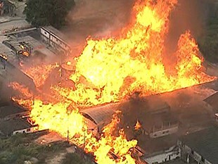 Incêndio continua a atingir depósito em Caxias, RJ, nesta sexta