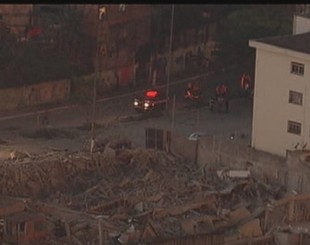 Bombeiros buscam vítima após desabamento de obra em Guarulhos