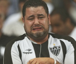 Galo perde por 3 x 1 e é ELIMINADO