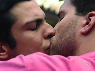 O que você achou do beijo gay da novela?