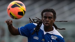 Tinga, do Cruzeiro, é alvo de racismo na Libertadores