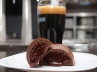 Ovo de chocolate com cerveja é aposta de empresa para a Páscoa