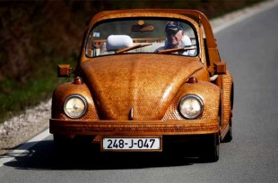 Idoso constrói Volkswagen Fusca de madeira à mão