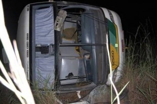 Ônibus desvia de caminhão, cai em barranco e deixa 21 feridos em Diamantina