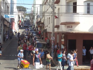 Queda de braço por oferta de água prejudica a população