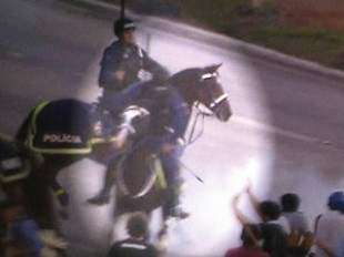 Policial é flechado por um índio durante manifestação em Brasília