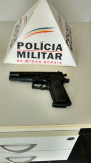 PM APREENDE RÉPLICA DE PISTOLA COM ALUNO DE ESCOLA 