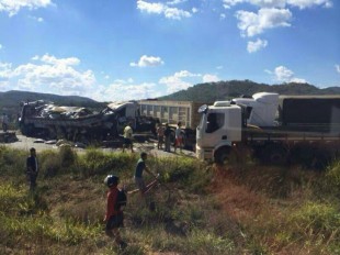 Engavetamento na BR-262 deixa pista interditada em Igaratinga, MG