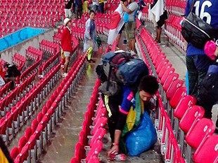 Show de educação! Japoneses catam lixo na Arena Pernambuco