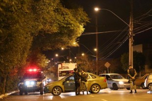 Motorista atropela seis jovens durante protesto por segurança