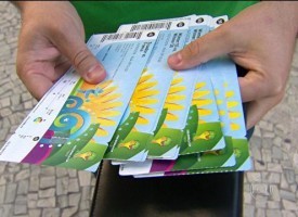 Rapaz encontra equatoriano e devolve ingressos achados em ônibus no Rio