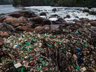 Seca em rios é oportunidade de limpeza do lixo exposto