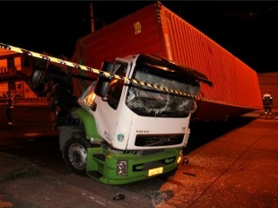 Motorista sobrevive após container esmagar cabine de caminhão, no AM