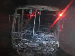 Ônibus de estudantes universitários é incendiado na MG-060 em Maravilhas