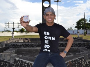 Jovem aprende a fazer brownie para pagar faculdade e vira empresário