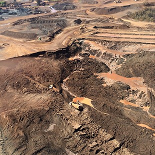 Deslizamento de terra em mina deixa um morto e feridos em Itabirito