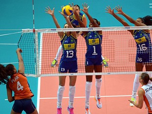 Brasil peca no 1º set, mas se recupera, bate a Holanda e fica perto da 3ª fase