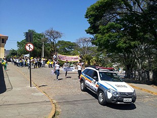 P.M. GARANTE A SEGURANÇA DE ALUNOS EM PASSEATA