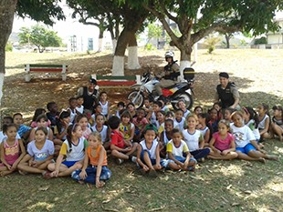 COMANDANTE E MILITARES POLÍCIA GARANTEM A SEGURANÇA DE ALUNOS DE ESCOLA NO PARQUE DO BARIRI