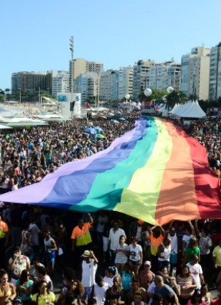 Milhares desfilam em Copacabana em parada do orgulho LGBT