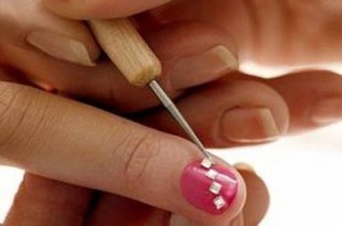 Jovem contrai HIV após dividir equipamento de manicure 