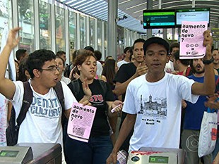 Grupo protesta contra aumento da passagem de ônibus em BH