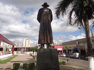 ESTÁTUA DE COSTAS?