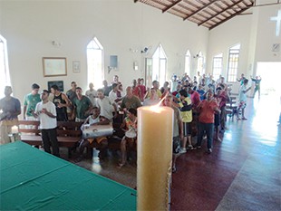  COM OS OLHOS VOLTADOS PARA OS QUE CAEM…