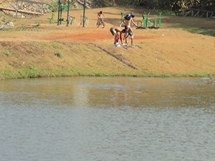 MENINOS NADANDO NO BARIRI