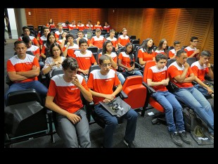 ALUNOS PREMIADOS RECEBEM HOMENAGEM