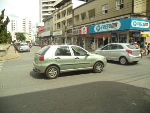 ESQUINA PERIGOSA, APESAR DO SEMÁFORO