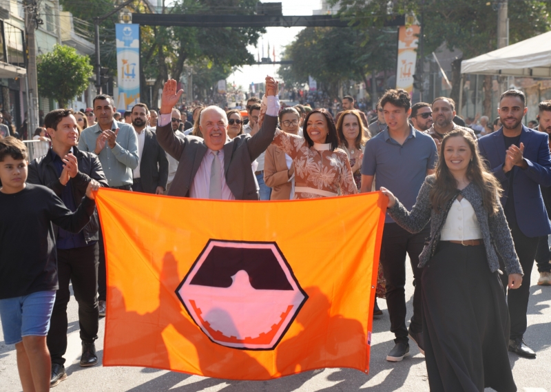CIDADE FAZ BONITO NO DESFILE DE DIVINÓPOLIS
