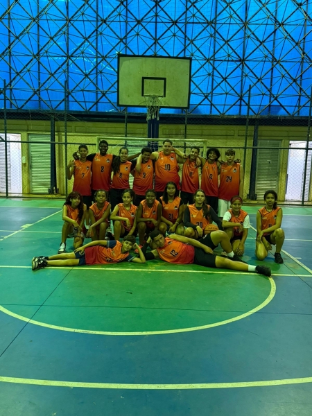 ATLETAS DE PROJETO SOCIAL RECEBEM UNIFORME