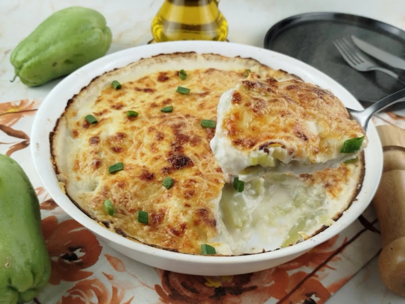 CHUCHU AO FORNO COM MOLHO BRANCO