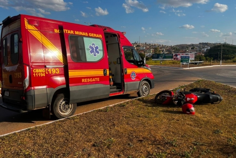 EMBRIAGADO, SEM HABILITAÇÃO, CAI DA MOTO