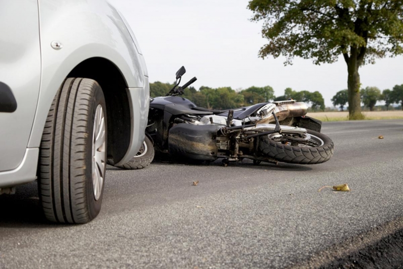 CARRO BATE EM MOTO E DEIXA FERIDOS