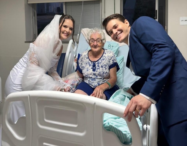 A AVÓ NÃO FOI AO CASAMENTO, MAS A NETA FOI ATÉ ELA, NO HOSPITAL