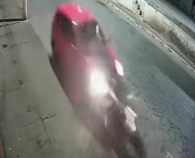 MOTORISTA TONTO BATE CARRO EM MOTO E FOGE