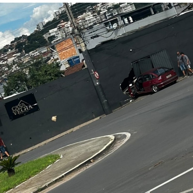 BATIDA DE CARRO EM CASA DE SHOWS