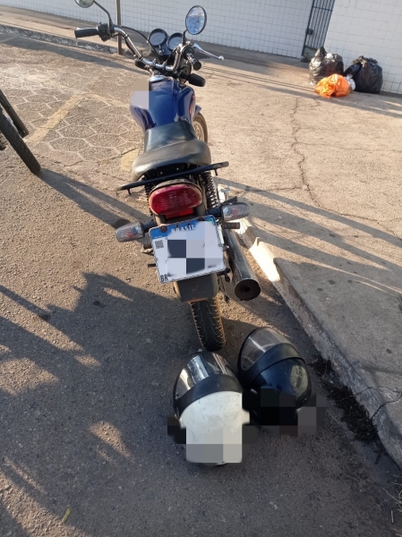 MOTOQUEIRO COM MACONHA E SEM CARTEIRA SE DÁ MAL