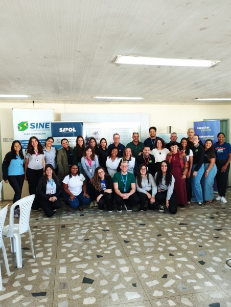 EMPREGADOR E TRABALHADOR EM UMA MESA DE CAFÉ 