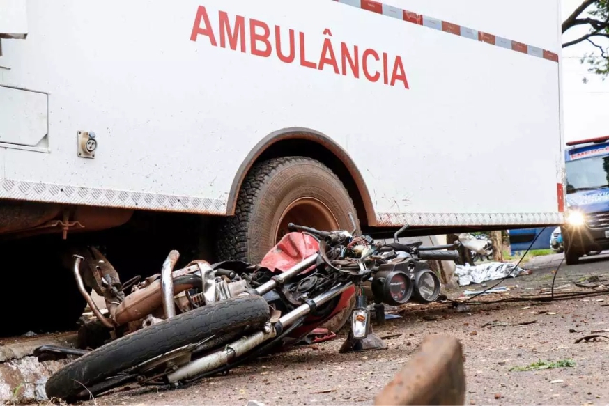 BATIDA DE MOTO EM PORTA DE AMBULÂNCIA (1)