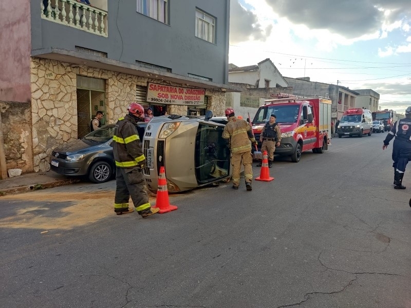 BATIDA DE DOIS CARROS E UM CAPOTA